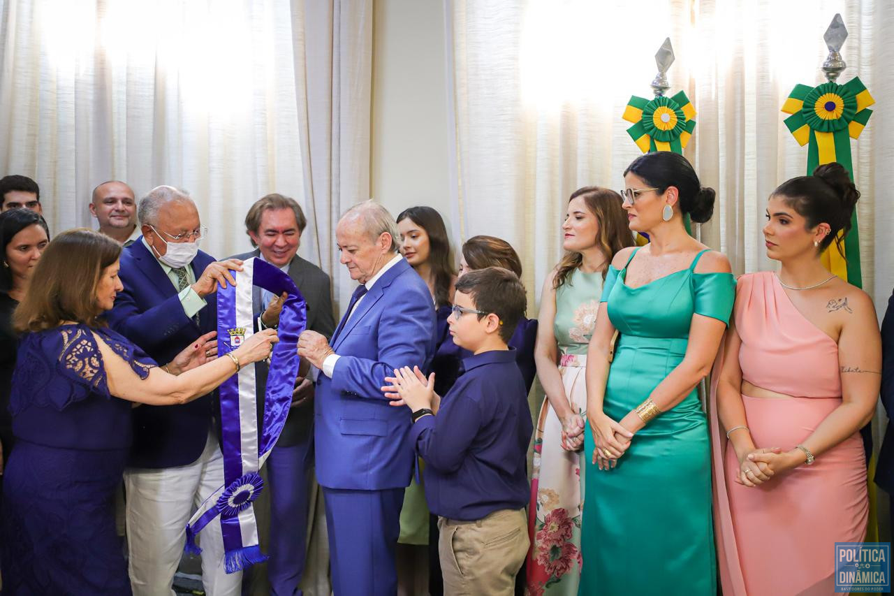 Sílvio recebeu a faixa de prefeito ao lado da família (foto: Lucas Dias)