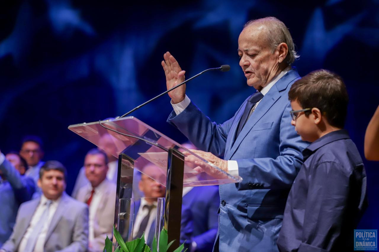 A promessa de muito trabalho foi feita ao lado de seu neto, Sílvio Neto, representando que essa gestão tem, agora, um compromisso com as futuras gerações de teresinenses (foto: Lucas Dias)